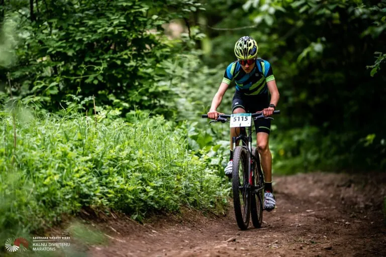 MTB dviratininkai lenktyniauja LVM miško trasoje