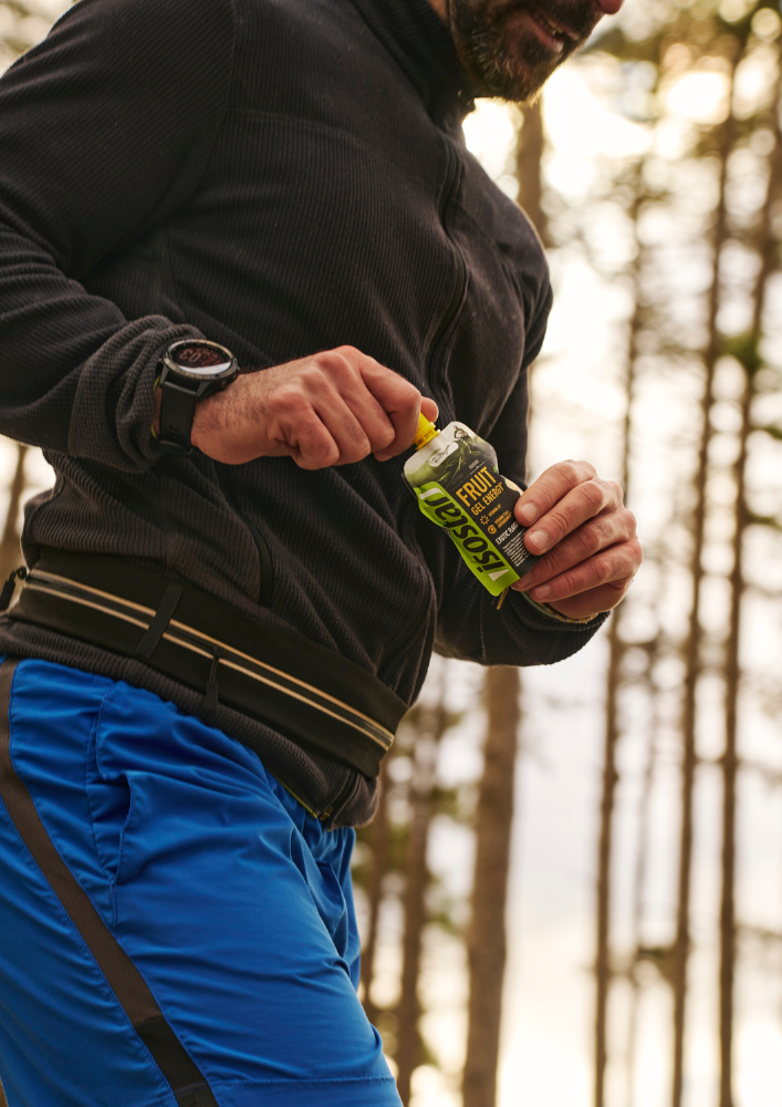 Sportininkas treniruotėje vartoja Isostar energinį produktą
